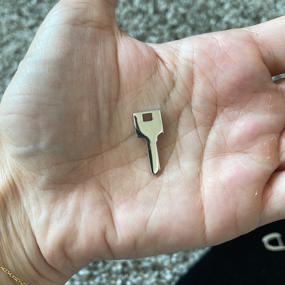 EERA Key White Gold Diamond Single Earring - Picture 11 of 17